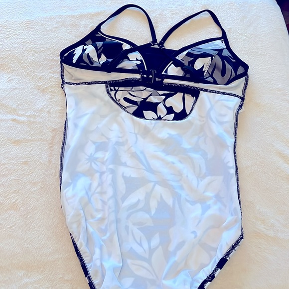 Lands’ End one piece bathing suit, black, white and gray - Picture 6 of 8